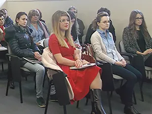 Tânăra femeie în rochie roșie  și vecina din stânga ei au participat în două proiecte diferite ale aceluiași beneficiar