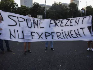 Mesaj al conspiraționiștilor în Piața Victoriei. Pentru aceștia, măsurile luate pentru împiedicarea răspândirii coronavirusului sunt un „experiment”. Inquam Photos / Octav Ganea