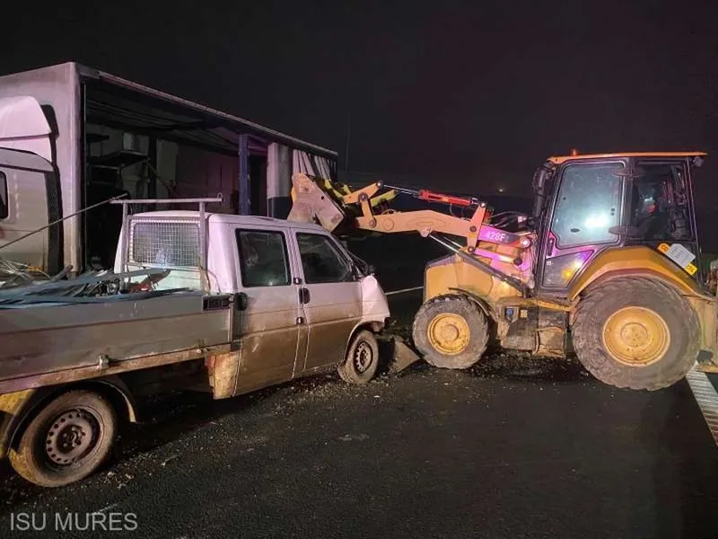 Accident pe tronsonul nedeschis al autostrăzii A3: Patru răniți după impactul dintre 3 autovehicule - Foto: ISU Mureș