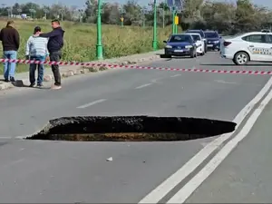 Drum județean închis după ce o groapă a apărut în mijlocul asfaltului. Ce s-a întâmplat și unde? - Foto: Stirile ProTv