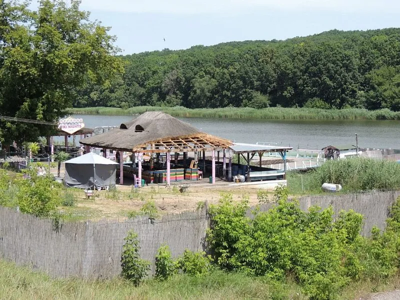 Tiki, piscina cu manele a amicului lui Mihai Chirica, a început evacuarea de la „Veneția” - Foto: Ziarul de Iaşi