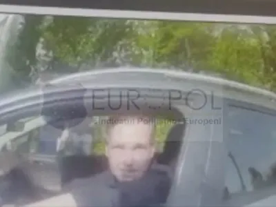 Un șofer refuză să se legitimeze și îi prinde mâna polițistului în geam. Cum a fost „calmat”. / Foto: captură video