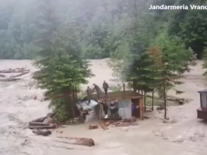 Zeci de gospodării inundate în Vrancea/Foto: FB