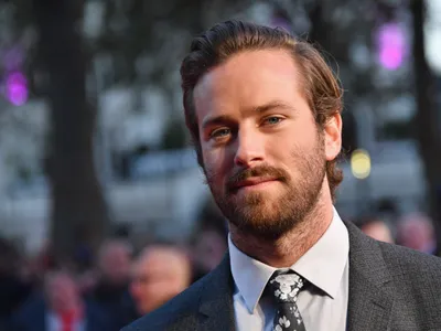 O anchetă a fost deschisă cu privire la acuzaţiile de viol împotriva actorului american Armie Hammer, a declarat poliţia din Los Angeles, după o plângere depusă de o tânără cu care actorul a avut o relaţie. / Foto: vanityfair.com