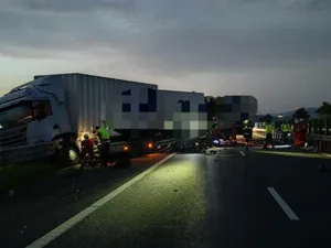 Un șofer de 23 de ani și-a pierdut viața. Două TIR-uri de transport colete s-au ciocnit pe A1 Foto: Pro TV