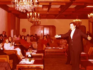 Gică Petrescu, cântând la ziua lui Nicolae Ceaușescu, în ianuarie 1980 - Foto: Fototeca online a comunismului românesc