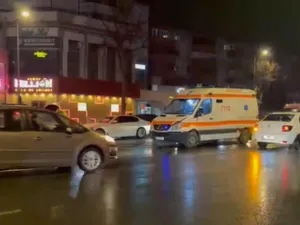 Un pieton a fost lovit de o ambulanță aflată în misiune. Traversa prin loc nepermis  - Foto: RTv / imagine cu rol ilustrativ