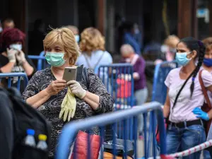 Cu mască în aer liber în România/FOTO: hotnews.ro