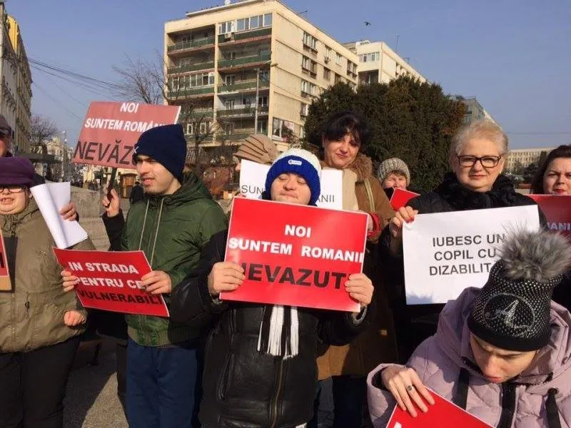 Protest al copiilor cu dizabilități și al părinților, după ce Guvernul Dăncilă a scos din bugetul pe 2019 indemnizațiile însoțitorilor și finanțarea centrelor pentru persoane cu dizabilități, organizat de Madalina Turza. Sursa: Facebook Madalina Turza