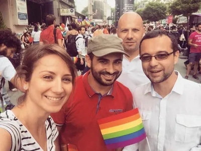 Deputatul PSD Petre Florin Manole și șeful TSD, Gabriel Petrea, la parada gay de anul acesta, unde au participat circa 10.000 de oameni. Sursa: Facebook Petre Florin Manole