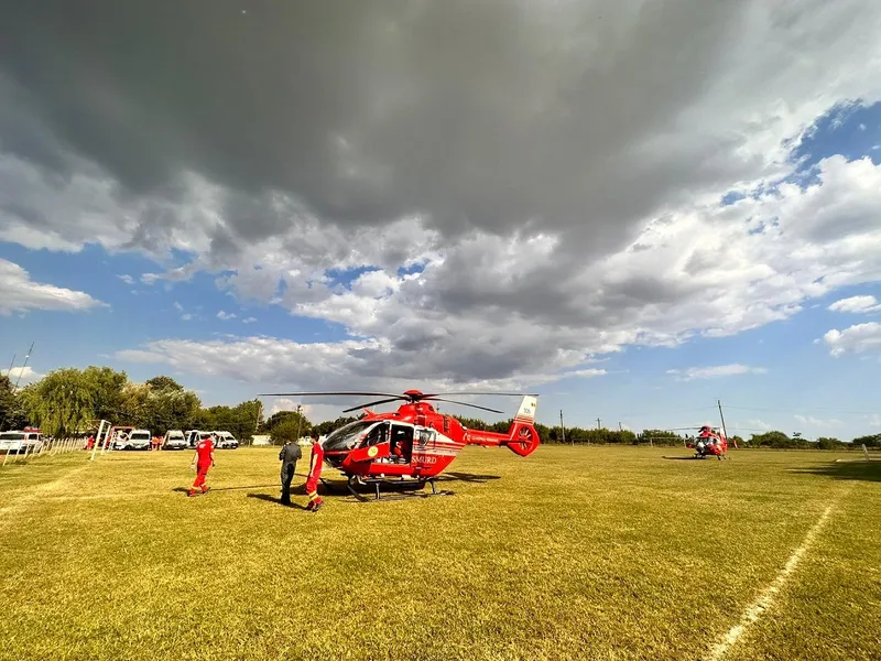 Copiii au fost duși la spital cu elicopterele Foto: IGAv