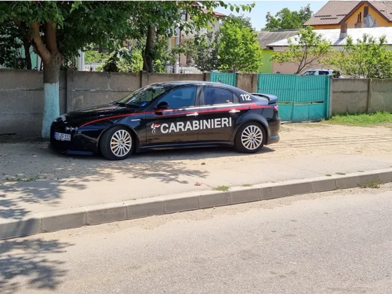 În urma fotografiilor postate pe Facebook, poliția a deschis o anchetă pentru a-l identifica pe proprietarul mașinii inscripționate "Carabinieri" parcată pe o stradă din Drăgănești Olt Foto: Facebook