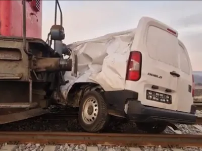 Accident mortal! Un șofer de 35 de ani a intrat cu dubița în fața unei locomotive - Foto: Facebook/Info Trafic 24