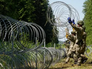 Letonia a declarat starea de urgenţă. Sute de migranţi din Belarus, la graniță. / Foto: dailysabah.com