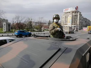 Militarii, pe străzile Capitalei, în prima zi de aplicare a Ordonanței Militare Nr. 3. FOTO: Inquam Photos / George Calin