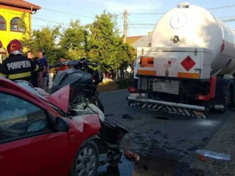 Ce a rămas dintr-o motocicletă strivită între o mașină și o cisternă. / Foto: Info Trafic 24, Facebook