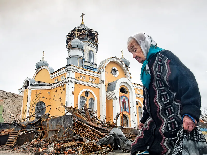 SACRILEGIU O femeie trece pe lângă o biserică avariată de bombardamentele rusești în zona Malin Jitomir din Ucraina, în aprilie