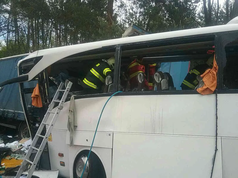 Un autocar s-a înfipt cu 100 km/h într-un TIR românesc oprit pe autostradă în Slovacia - Foto: Facebook/Hasičský a záchranný zbor