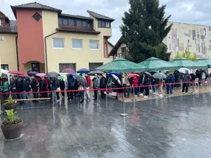 Lumea a așteptat la coadă în ploaie să se imunizeze anti-COVID la maratonul de la Blaj/FOTO: Facebook/RO Vaccinare