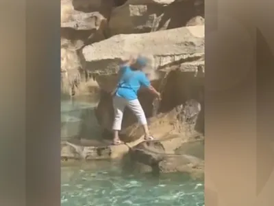 O femeie a stârnit furie printre italieni după ce s-a urcat pe Fontana di Trevi din Roma. Motivul Foto: captura video observator