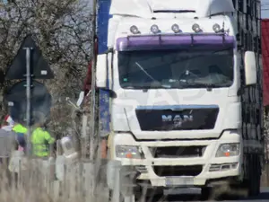 Pieton acroșat de un TIR după ce a coborât dintr-un microbuz Foto: presasm.ro