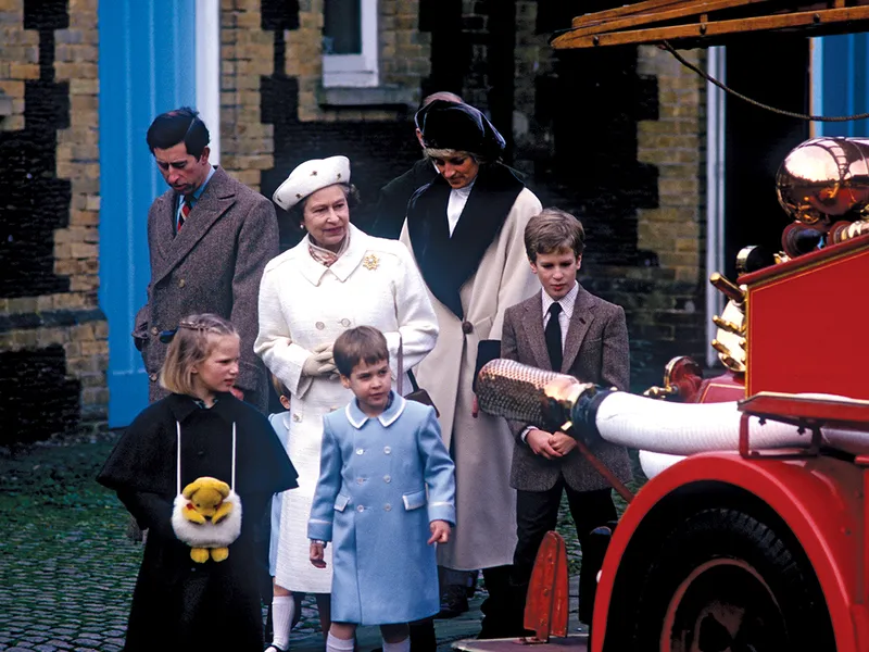 MONARH Cu (în sensul acelor de ceasornic de la stânga sus) Prințul Charles, Prințesa Diana, Prințul William și nepoții Peter și Zara Phillips, în 1988.