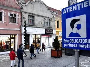 Masca de protecţie devine obligatorie şi în spaţiile deschise din Brașov. / Foto: brasov.net