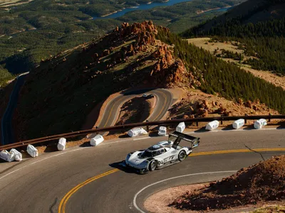 Romain Dumas a doborât recordul stabilit în 2013 de Sebastien Loeb în celebra cursă Pikes Peak International Hillclimb.