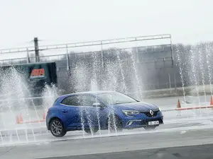 Cursul de conducere defensivă nu e curs de pilotaj. / Foto: academiatitiaur.ro