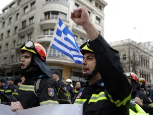 Pompierii sezonieri au ieșit în stradă la Atena. Poliția a folosit tunuri cu apă și gaze. / Foto: usatoday.com