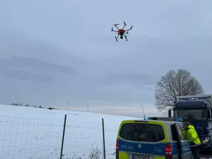 Poliția are drone pentru a vedea TIR-urile și autocarele cu gheață pe acoperiș. Cât e amenda - Foto: presseportal.de