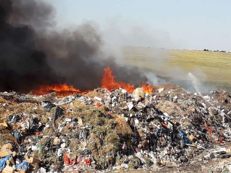 Gunoi ars pe câmp/FOTO: ISU Olt