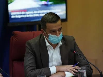 Sorin Grindeanu, acuzat că a mințit în CV cu o carte pe care nu ar fi publicat-o, de către matematicianul Sergiu Moroianu și primarul Clotilde Armand. Sursă imagine: Facebook