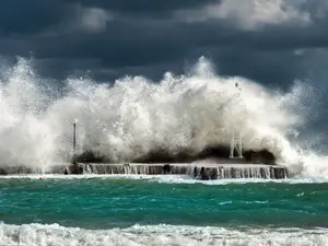 Cutremurele de litoral de la Marea Neagră ar putea să producă valuri tsunami devastatoare - Foto: PXHere/George Desipris