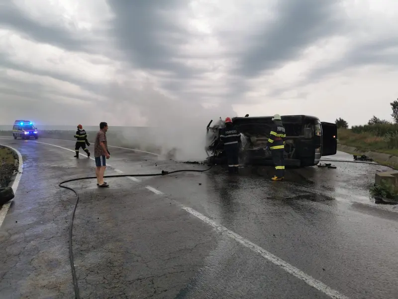 „Minune” în Botoșani: Doi tineri au scăpat din flăcări după ce au intrat într-un pod cu mașina. / Foto: ISU Botoșani