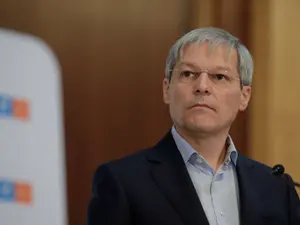 Cioloș nu își explică de ce câștigă mereu „şmechereala, combinaţiile şi bătutul din buze”. / Foto: news.ro