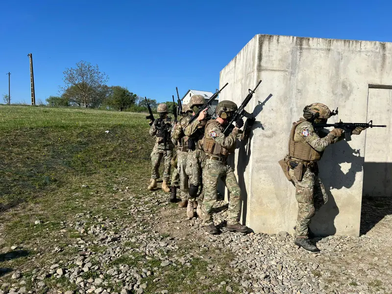 Li se va da uniforma și arma pentru a merge la luptă. Care sunt românii care pleacă la război? Foto: Facebook/Mapn (fotografie cu caracter ilustrativ)