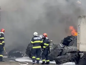 100 de anvelope și trei remorci de TIR au luat foc în Timișoara. Degajări de fum gros și negru - Foto: ISU Timiș