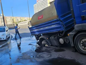 VIDEO O șosea s-a surpat în mijlocul Bucureștiului. Un camion a căzut în groapă - Foto: Facebook/ Info Trafic București Ilfov