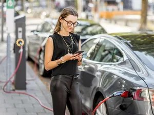 Mașinile electrificate, cotă de piață de 25% în România. Tesla de minimum 43.000 €, creștere de 530% - Foto: Profimedia Images - Rol ilustrativ