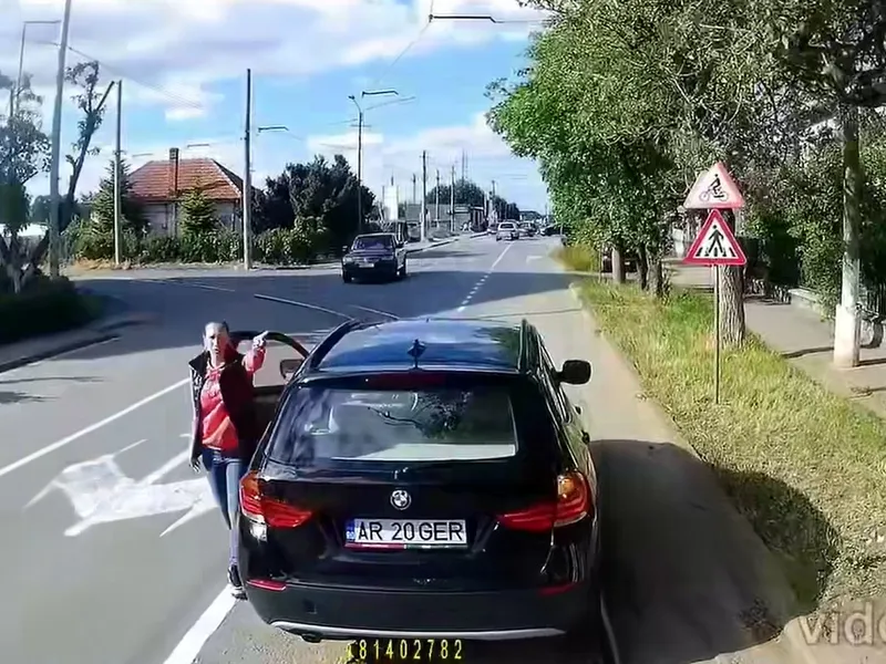 O șoferiță de BMW s-a supărat pe tramvai. N-a sărit de pe șine ca să o depășească. - Foto: captură video