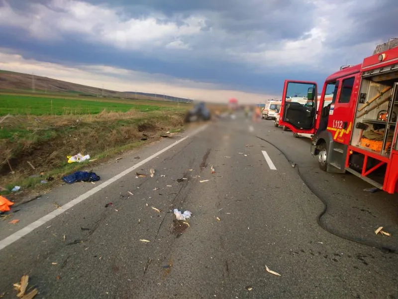 Un autoturism cu patru persoane la bord a intrat în plin într-un TIR oprit pe DE 581. / Foto: stiriest.ro