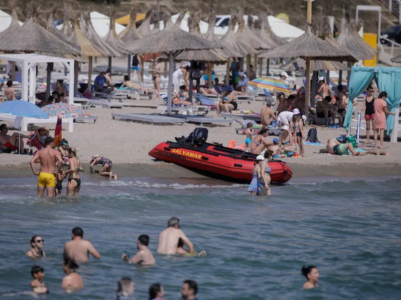 Amendă pentru cei care nu țin cățelul în lesă pe litoralul Mării Negre. Ce trebuie să știe turiștii? - Foto: INQUAM PHOTOS / George Călin (Imagine cu caracter ilustrativ)