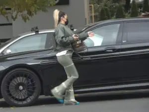 Viviana, soția lui Mirel Rădoi, și-a luat BMW Alpina B7 de +150.000 €. A blocat strada, pe avarii. / Foto: spynews.ro