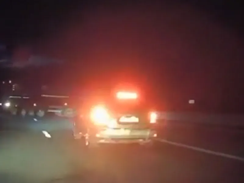 Manevră „kamikaze”, pe A2: O basculantă a întors din 3 bucăți și a luat-o pe constrasens. / Foto: captură video