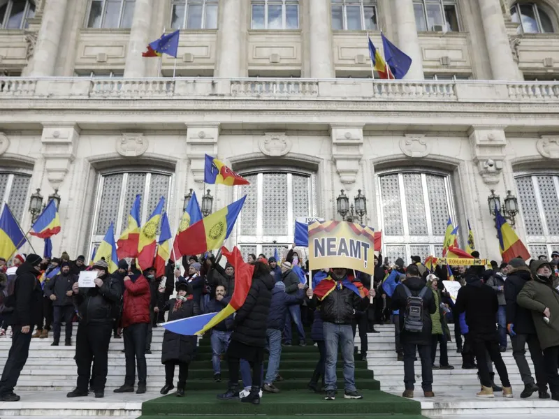 Un alt grup de manifestanţi a forţat intrarea în Senat și au reușit să ajungă pe scările Palatului Parlamentarului. Foto Inquam Photos/George Călin