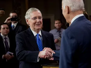 Mitch McConnell și Joe Biden / Foto: bloomberg.com