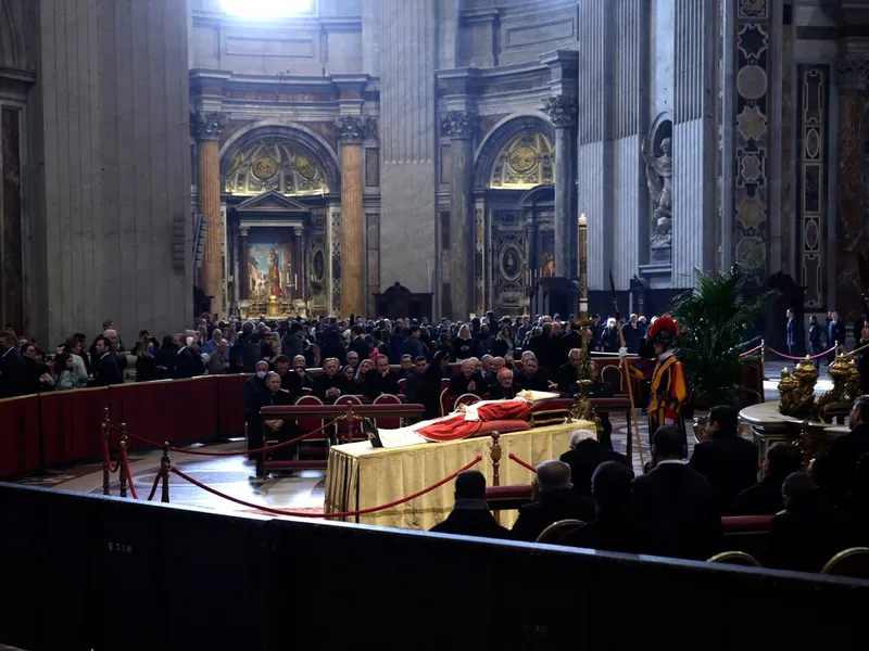 Papa Benedict al XVI-lea, condus pe ultimul drum la Vatican. Papa Francisc va prezida funeraliile - FOTO: Profimedia