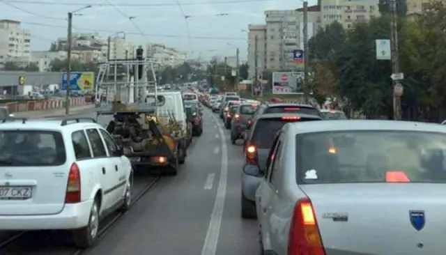 Elevii care stau aproape două ore în trafic să ajungă la școală. La Iași/FOTO: ziaruldeiasi.ro