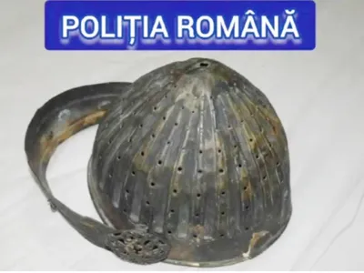 Polițiștii au anunțat că ”turbanul turcesc cu diademă” ar data din secolul al XVIII-lea/ Foto: Poliția Română